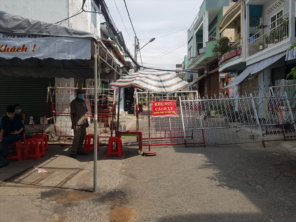 Khu vực đường Đồng Khởi, quận Ninh Kiều bị phong tỏa vào trưa ngày 13.7. Ảnh: T.Q.
