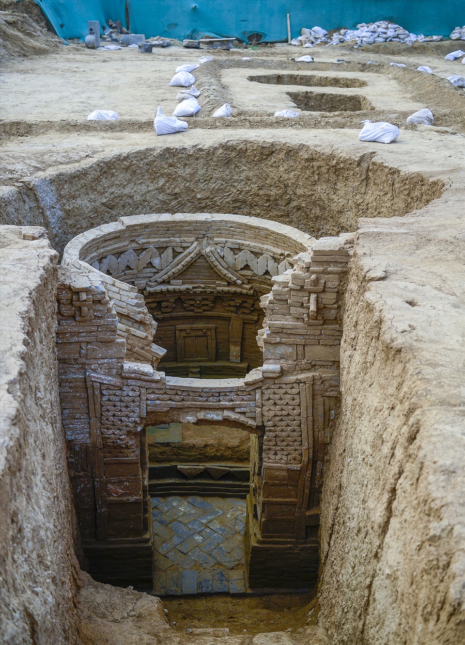 Cận cảnh các ngôi mộ được khai quật. Ảnh: Xinhua/CFP