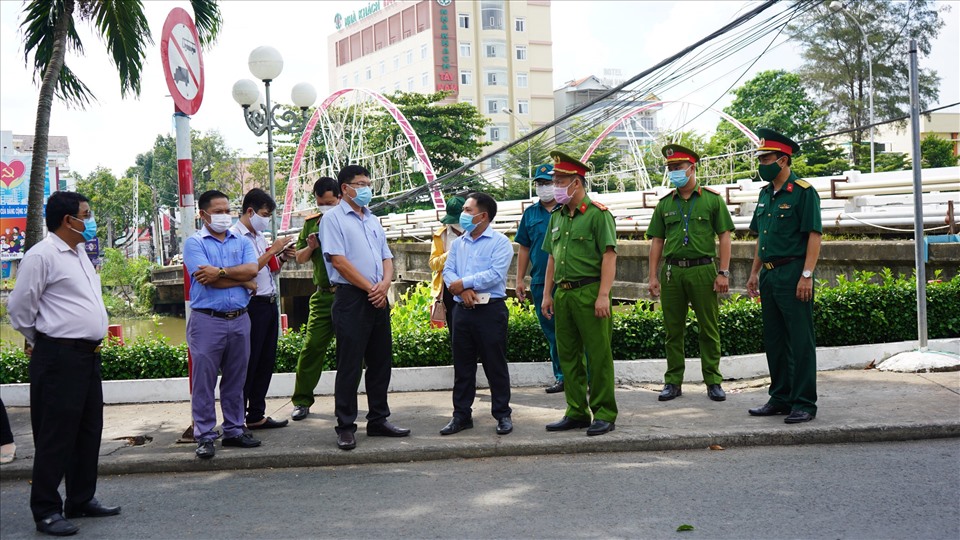 Chiều ngày 13.07 Phó Chủ tịch UBND quận Ninh Kiều đã đến các chốt kiểm dịch trên địa bàn quận.