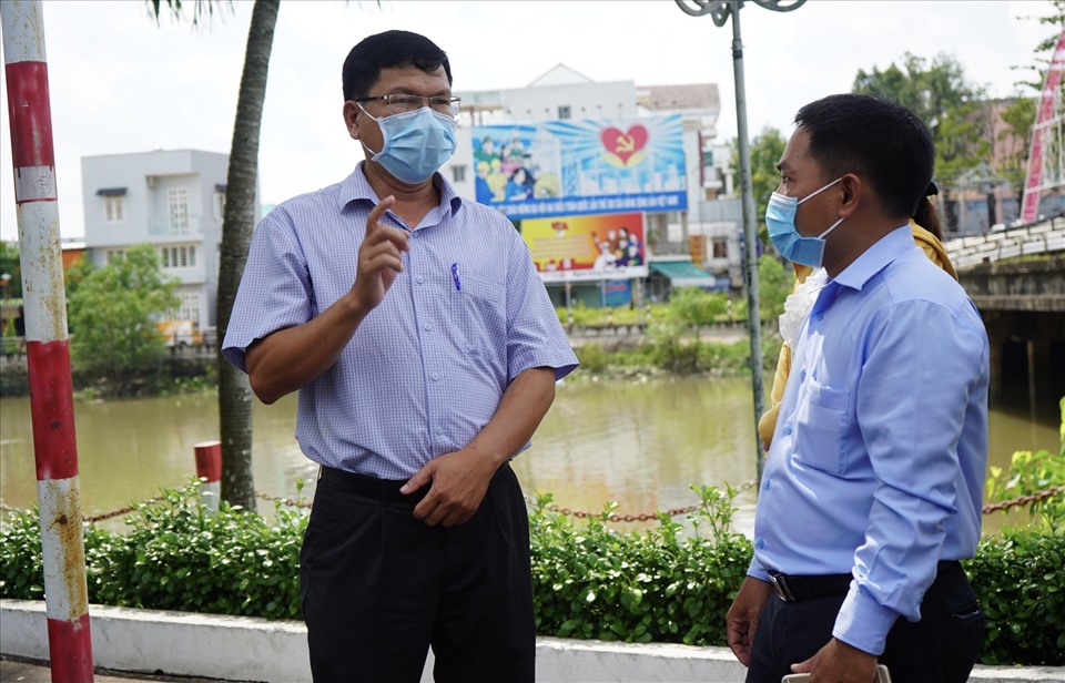 Tại đây, ông Nguyễn Thái Bảo Phó Chủ tịch UBND quận Ninh Kiều chỉ đạo các chốt kiểm tra dịch bệnh COVID-19 tại các phường phải xử lý nghiêm các trường hợp vi phạm trong công tác phòng, chống dịch.