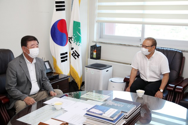 Thị trưởng Lee Jae-geun tiếp đón huấn luyện viên Park Hang-seo. Ảnh: Newsis