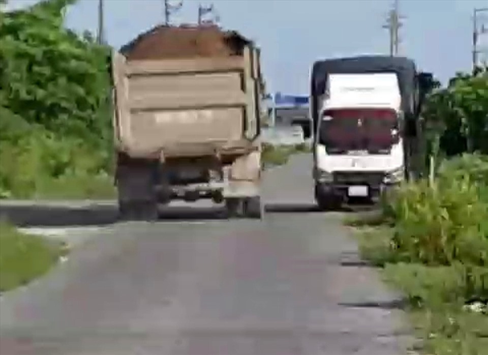 Xe “hổ vồ” nghiễm nhiên chở đất trộm cắp được thẳng tiến ra Quốc lộ 10 mà không vấp phải sự ngăn cản nào. Ảnh cắt từ clip: NDCC.