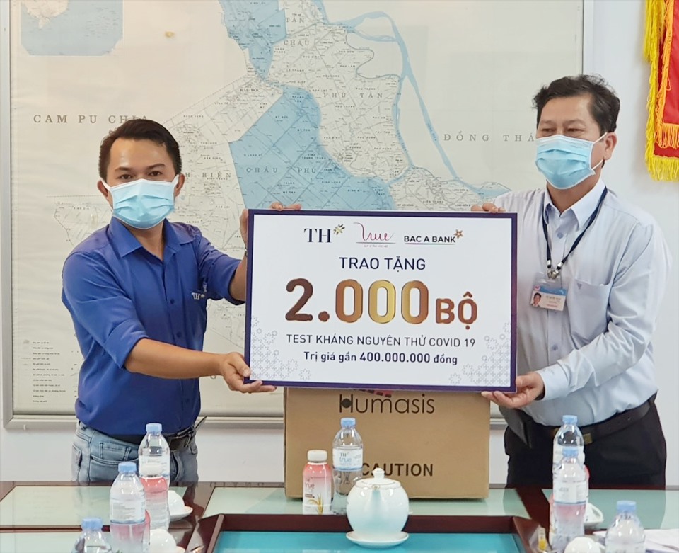 TH trao tặng 2000 bộ test nhanh covid-19 tới Sở Y tế tỉnh An Giang.