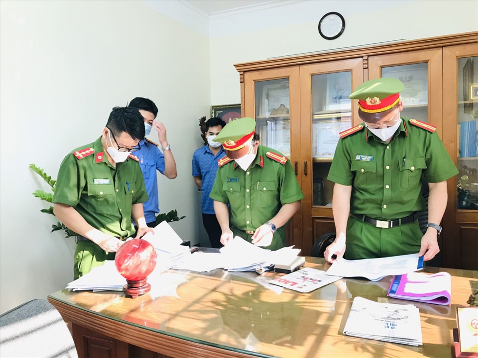 Cơ quan CSĐT Công an tỉnh khám xét tại phòng làm việc bị can Trần Quang Vinh. Ảnh: CABG.