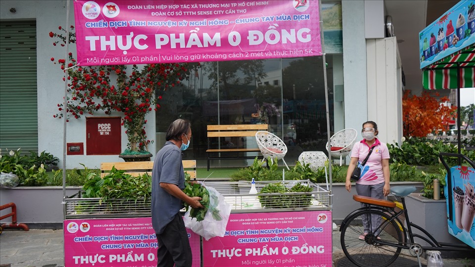 Chiều ngày 13.7, chợ 0 đồng của đoàn thanh niên  TTTM sense city lần đầu tiên phục vụ bà con trên địa bàn TPCT.