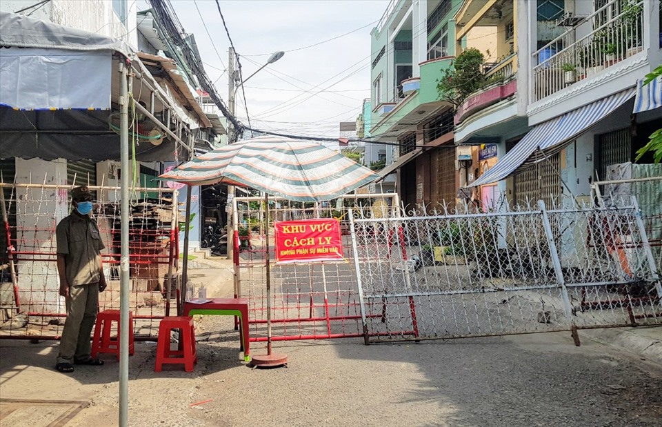 Một đoạn trên tuyến đường Đồng Khởi, quận Ninh Kiều bị phong tỏa vào trưa nay để ngăn chặn dịch COVID-19 lây lan. Ảnh: TR.L.