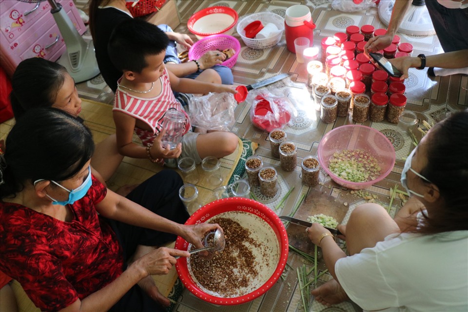 Từ những cộng sả, hạt đậu của người dân ủng hộ, nhiều bạn trẻ ở huyện Quảng Điền, tỉnh Thừa Thiên Huế đã chế biến, làm ra món muối sả thơm ngon gửi vào bà con Sài Gòn, Đồng Nai.
