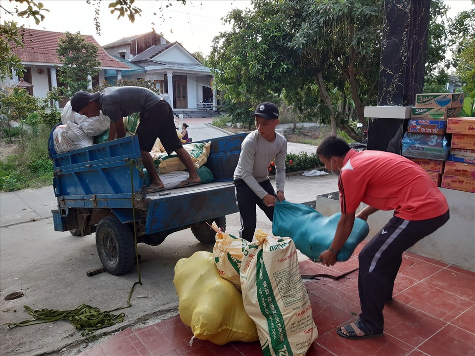 Tại huyện Quảng Điền, người dân khắp nơi cũng hưởng ứng phong trào thu gom rau củ, nhu yếu phẩm cần thiết để gửi tặng đồng bào miền Nam.