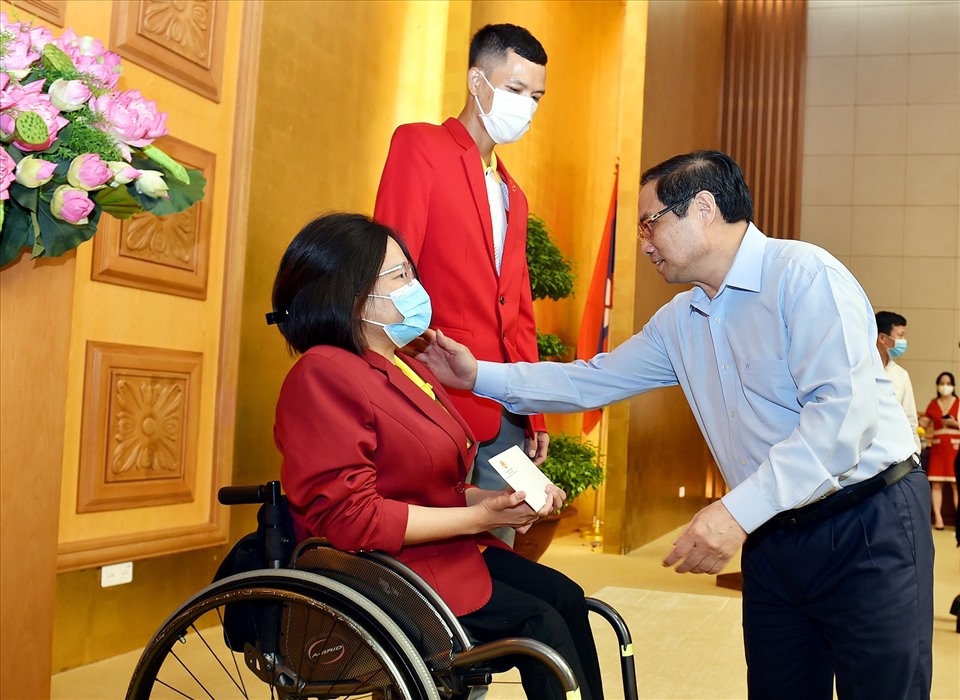 Thủ tướng Phạm Minh Chính và vận động viên khuyết tật Trần Thị Bích Thủy. Ảnh: Nhật Bắc