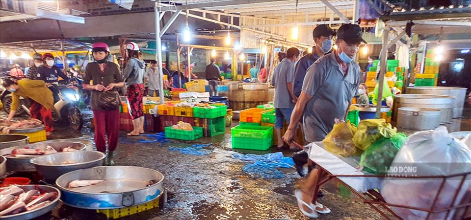 Trong khi đó, cá đánh bắt về, các chợ đầu mối TP.HCM không còn tiêu thụ, người dân tỉnh Bạc Liêu đành phải tìm đến chợ đầu mối thủy sản phường 2, Thành phố Bạc Liêu để bán cho người mua bán hàng rong tại các địa phương trong tỉnh.