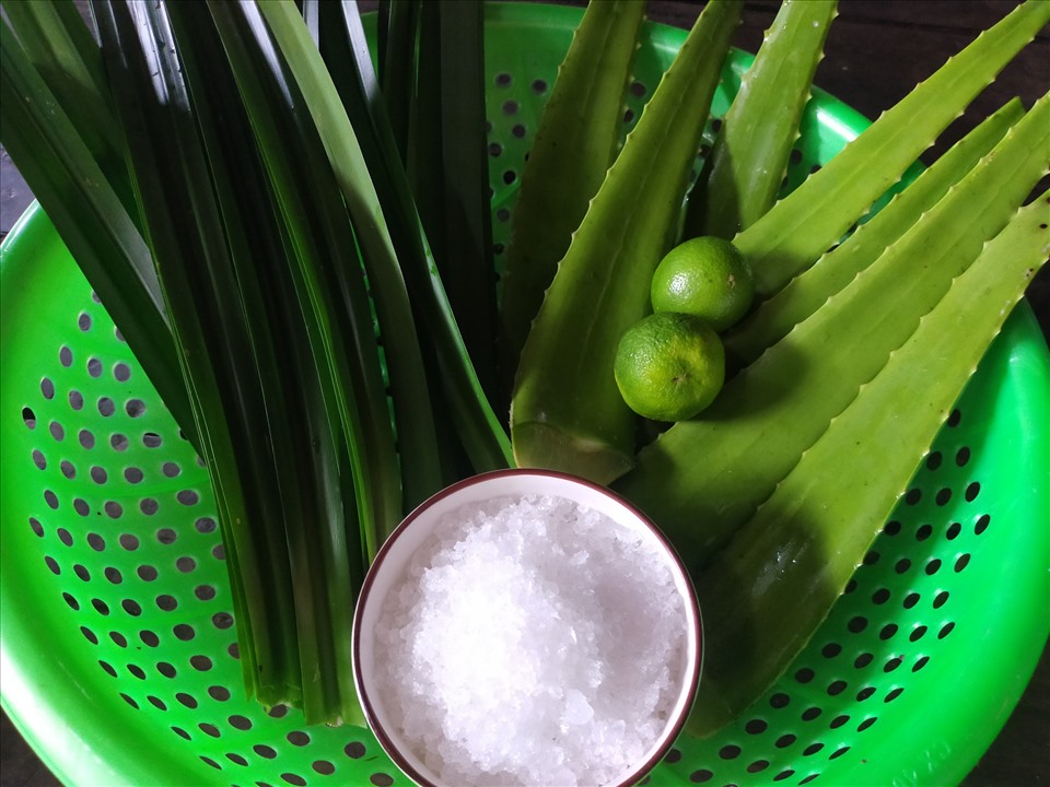 Nha đam, lá dứa, đường, là các nguyên liệu chính để nấu nước nha đam lá dứa đường phèn thanh mát. Ảnh: Huỳnh Như