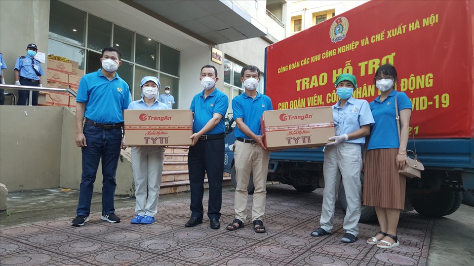 Cán bộ Công đoàn Các khu công nghiệp và Chế xuất Hà Nội trao hỗ trợ cho người lao động gặp hoàn cảnh khó khăn do COVID-19. Ảnh: Việt Lâm