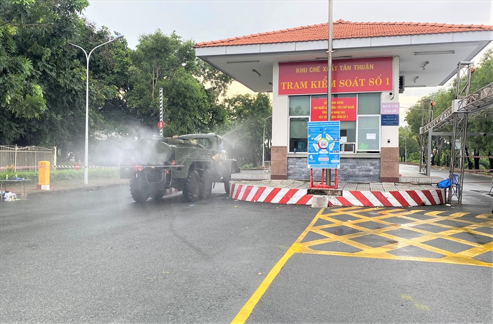 Xe của lực lượng hóa học Quân khu 7 đang tiến hành phun khử khuẩn tại Khu chế xuất Tân Thuận. Ảnh Đức Long