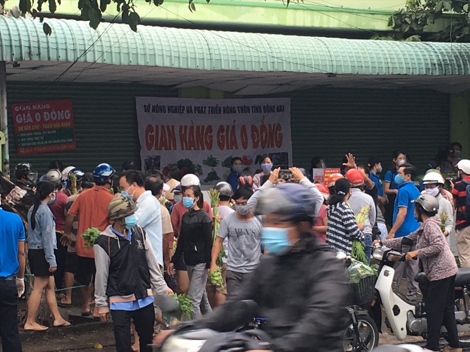 Rất đông người dân chen chúc tại quầy rau 0 đồng, trong khi Đồng Nai đang thực hiện giãn cách xã hội theo chỉ thị 16 của Chính phủ.