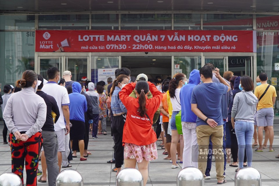 Tại Lotte Mart Quận 7, hàng dài khách đứng ngồi lê liệt chờ đợi, tuy người dân có mang khẩu trang nhưng do lượng người quá đông nên nhiều chỗ không đảm bảo khoảng cách an toàn phòng dịch.
