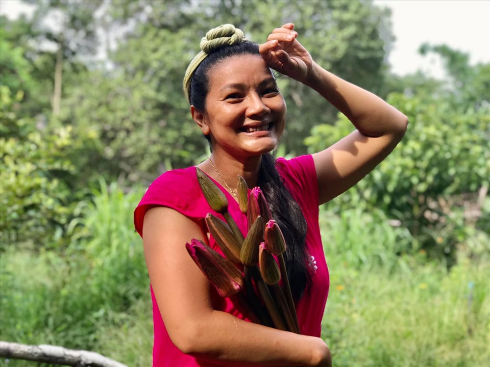 Nữ diễn viên có một khu đất rộng khoảng 5.000m2 do ba mẹ để lại tại tỉnh Bình Phước. Khi cải tạo khu đất này, cô trồng nhiều cây ăn trái, hoa và nuôi dê, gà...
