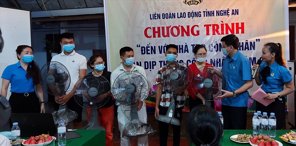 Lãnh đạo LĐLĐ tỉnh Nghệ An tặng quà cho công nhân tại khu nhà trọ. Ảnh: TT