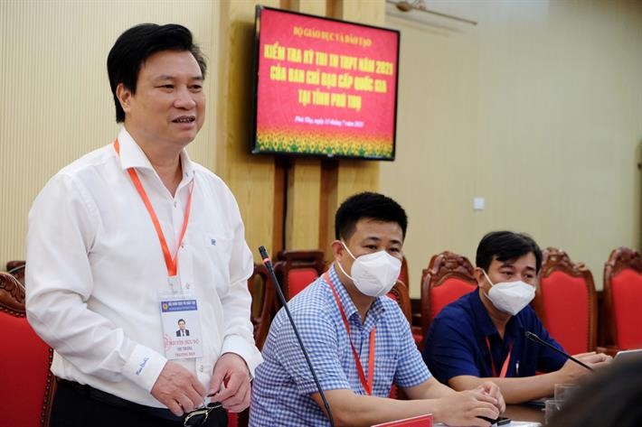Thứ trưởng Nguyễn Hữu Độ làm việc với Hội đồng thi Sở GDĐT tỉnh Phú Thọ. Ảnh: MOET