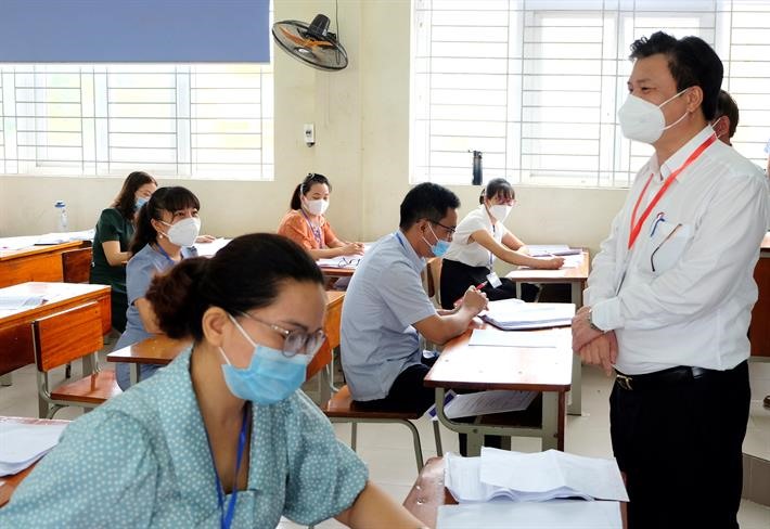 Thứ trưởng Nguyễn Hữu Độ trao đổi với giáo viên chấm bài thi Ngữ văn tại tỉnh Yên Bái. Ảnh: MOET