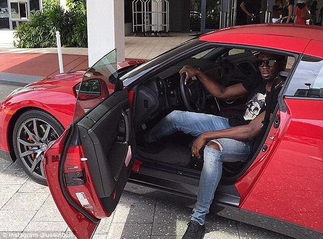 Usain Bolt với chiếc Nissan MY15 GTR màu đỏ được tặng riêng cho anh. Ảnh: Instagram.