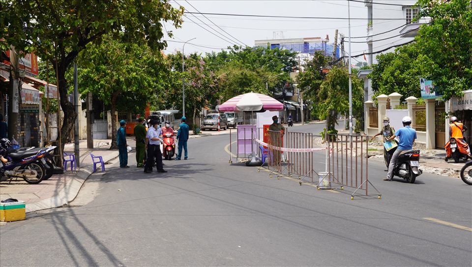 Chốt kiểm soát trên đường Trần Phú, giao giữa phường 5 và phường Thắng Nhì. Ảnh T.A