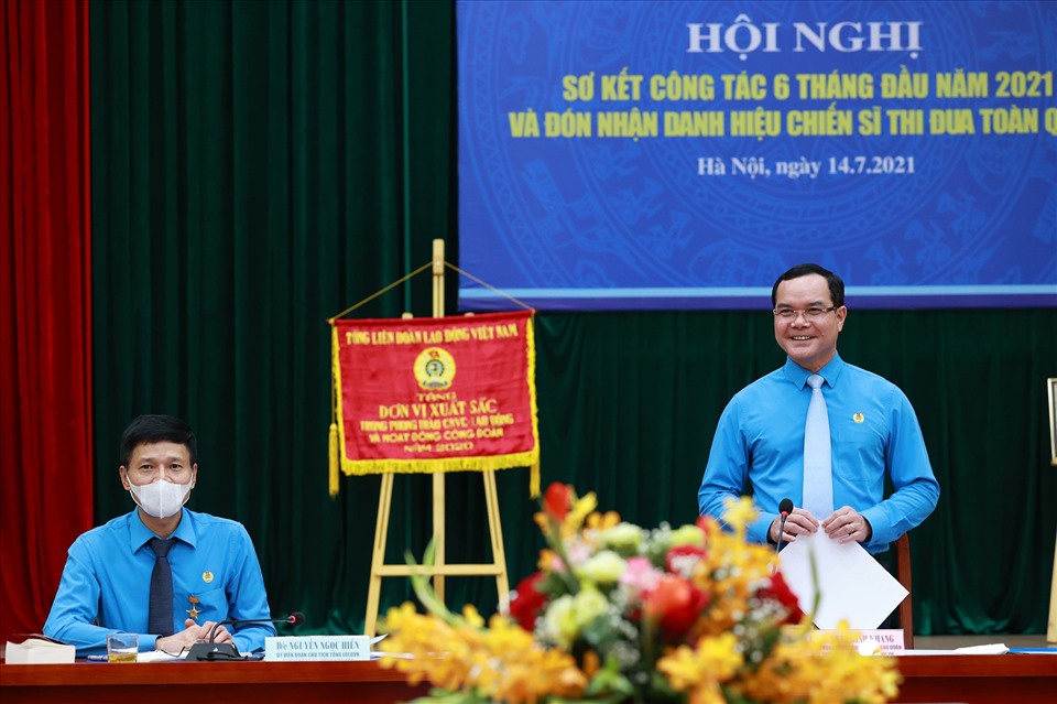 Chủ tịch Tổng LĐLĐVN Nguyễn Đình Khang phát biểu tại hội nghị. Ảnh: Hải Nguyễn