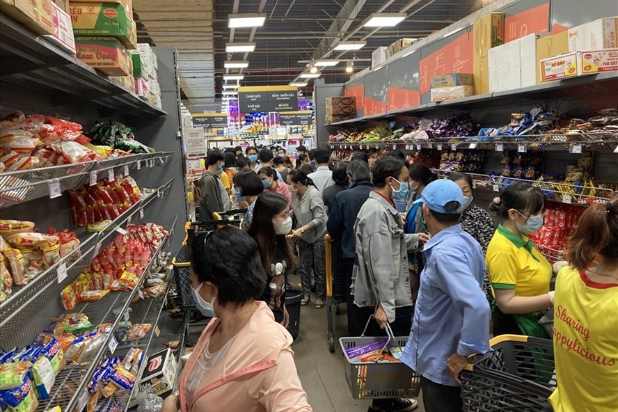Các siêu thị trên địa bàn TPHCM nhộn nhịp người tới mua sắm sau khi có thông tin thực hiện giãn cách xã hội từ 0h ngày 31.5. Ảnh: Anh Tú