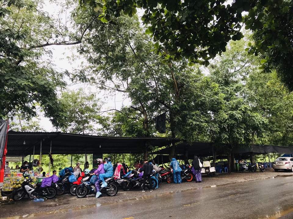 Nhiều bạn trẻ kéo nhau về đồi chè Thanh Sơn mỗi cuối tuần. Ảnh: Hải Ngọc