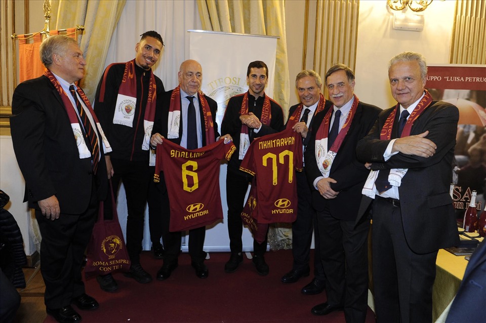 Smalling và Mkhitaryan rất được lòng giới chủ Roma. Ảnh: AFP.