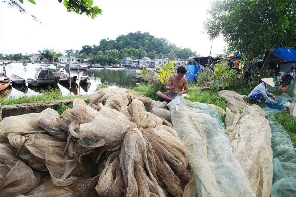 Làng chài nhỏ trên phá Tam Giang bên chân núi Túy Vân. Ảnh: Thái Hoàng