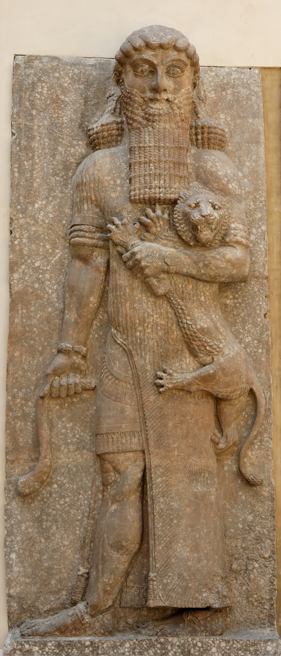 Một bức phù điêu cổ mô tả vua Gilgamesh, một anh hùng trong thần thoại Lưỡng Hà cổ đại, nhân vật chính của Sử thi Gilgamesh, chúa tể muôn loài, với sư tử bên tay trái và rắn bên tay phải, hiện tại đang được trưng bày ở bảo tàng Louvre. Nguồn: AFP