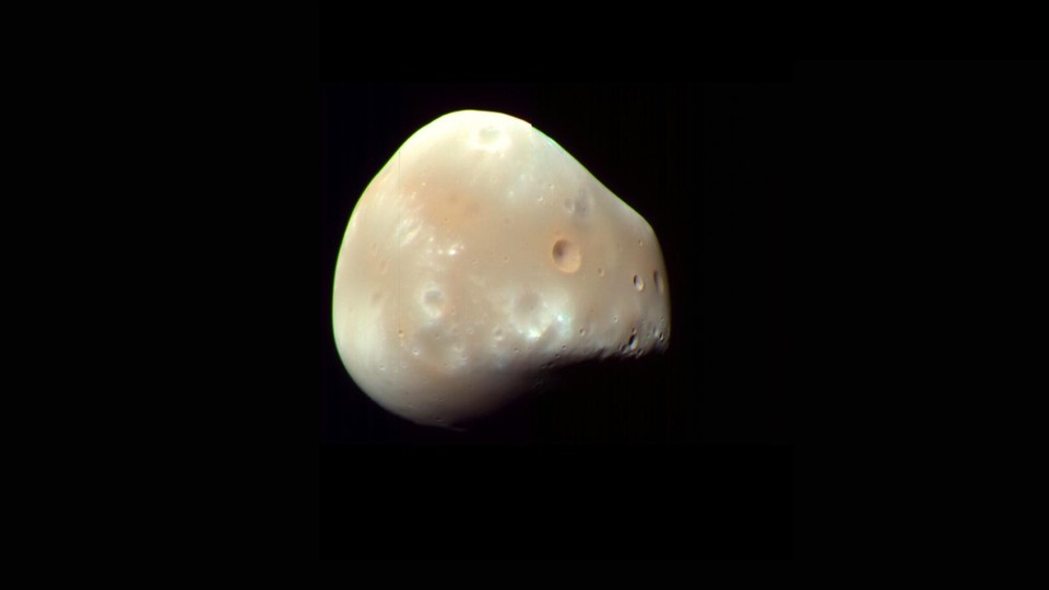 Deimos là một mặt trăng khác của sao Hỏa. Ảnh: NASA