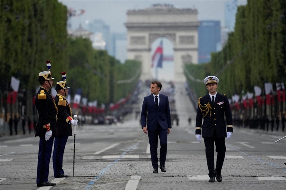 Tổng thống Pháp Emmanuel Macron dự lễ diễu binh trên Đại lộ Champs Elysées ở thủ đô Paris. Ảnh: AFP