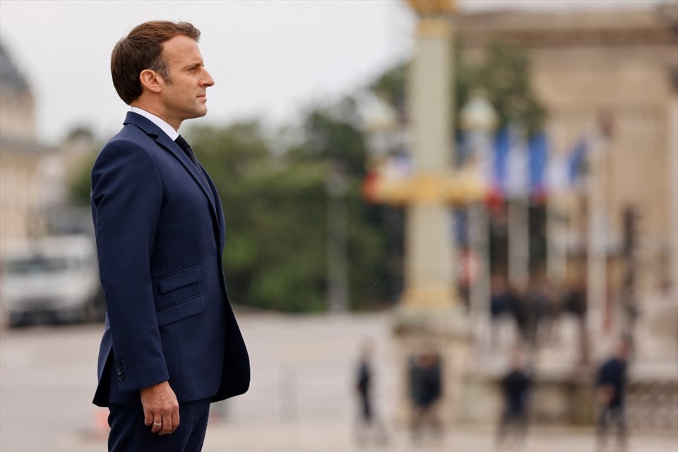 Tổng thống Pháp Emmanuel Macron dự lễ diễu binh trên Đại lộ Champs Elysées ở thủ đô Paris. Ảnh: AFP