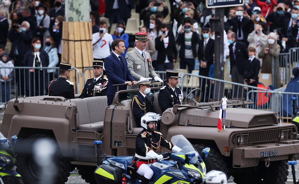 Tổng thống Pháp Emmanuel Macron dự lễ diễu binh trên Đại lộ Champs Elysées ở thủ đô Paris. Ảnh: AFP
