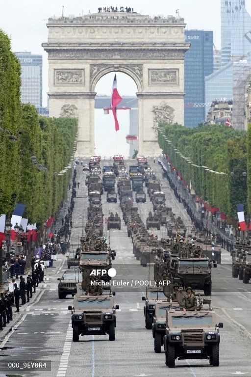 Xe bọc thép trên đại lộ Champs-Elysees trong cuộc diễu binh Ngày Bastille. Ảnh: AFP