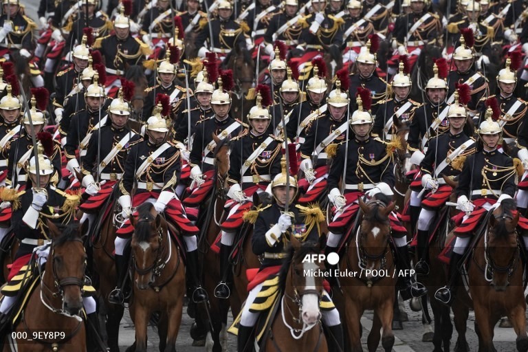 Sĩ quan kỵ binh của Lực lượng Vệ binh Cộng hòa cưỡi ngựa trên đại lộ Champs-Elysees. Ảnh: AFP