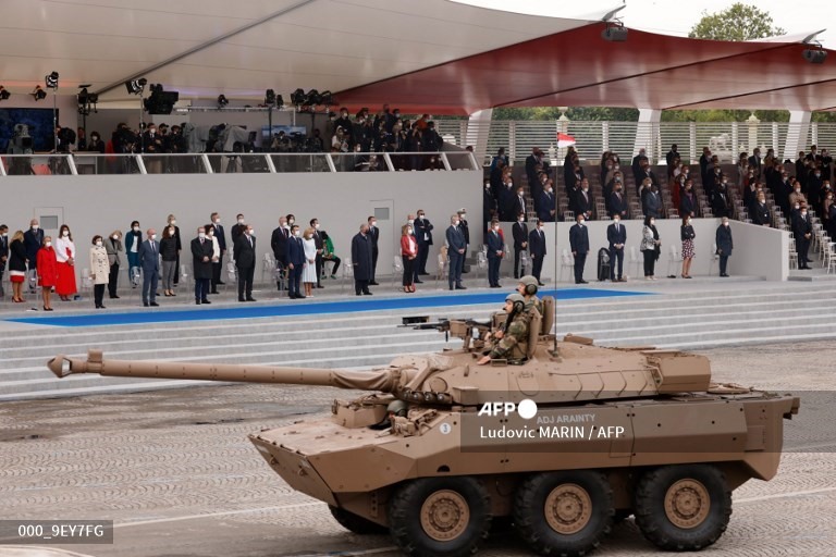 Một chiếc xe tăng AMX-10 đi qua khán đài. Ảnh: AFP