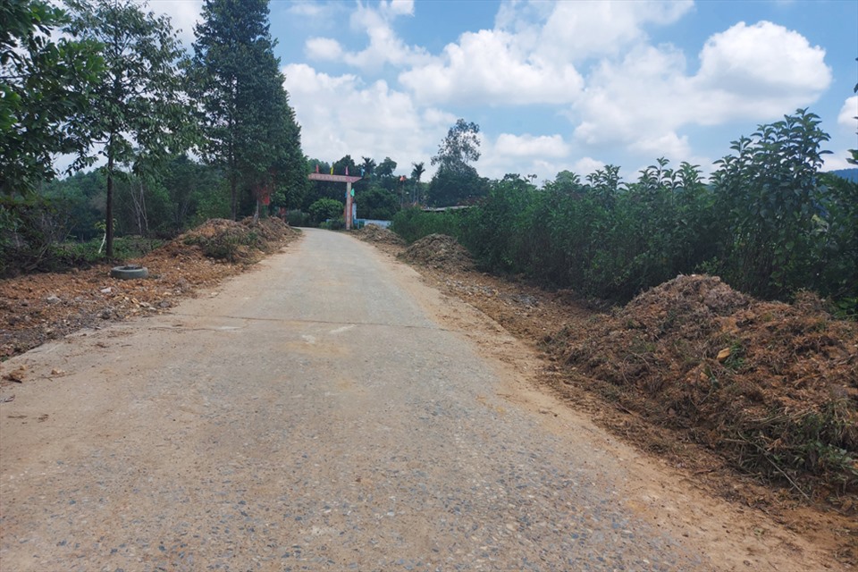 Dự án mở rộng, nâng cấp đường giao thông từ dốc Bà Toàn - Hương Thọ ở huyện Vũ Quang lấy đất đắp nền từ mỏ đất Sơn Diệm của Công ty CP Vận tải Thọ Lam. Ảnh: TT.