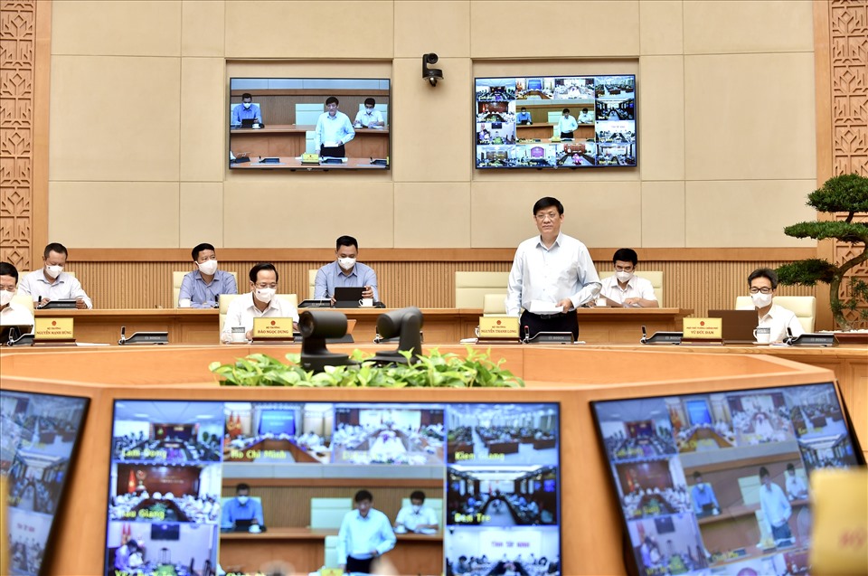 Bộ trưởng Bộ Y tế Nguyễn Thanh Long báo cáo tình hình dịch bệnh. Ảnh: VGP/Nhật Bắc