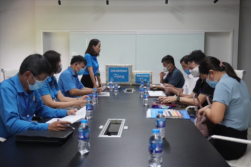 Tại buổi làm việc với phía lãnh đạo các công ty, đoàn công tác của LĐLĐ tỉnh Thanh Hóa đã phổ biến nhiều mô hình, cách làm mới trong phòng chống dịch. Ảnh: Q.D