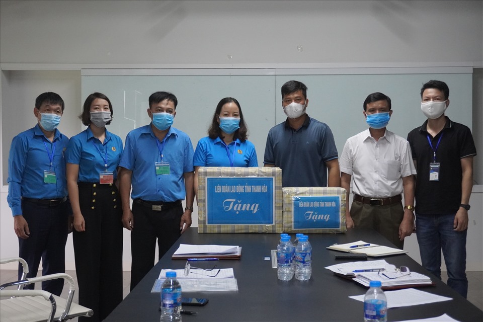 Cũng tại buổi làm việc, đoàn công tác LĐLĐ tỉnh Thanh Hóa đã gửi tặng những thùng khẩu trang, nước sát khuẩn cho doanh nghiệp để phòng chống dịch bệnh. Ảnh: Q.D