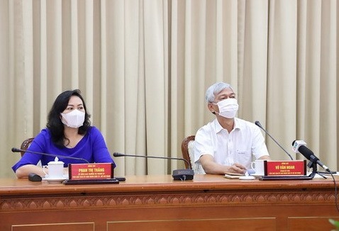 Bà Phan Thị Thắng và ông Võ Văn Hoan trong một cuộc họp về công tác phòng chống dịch.  Ảnh: TTBC