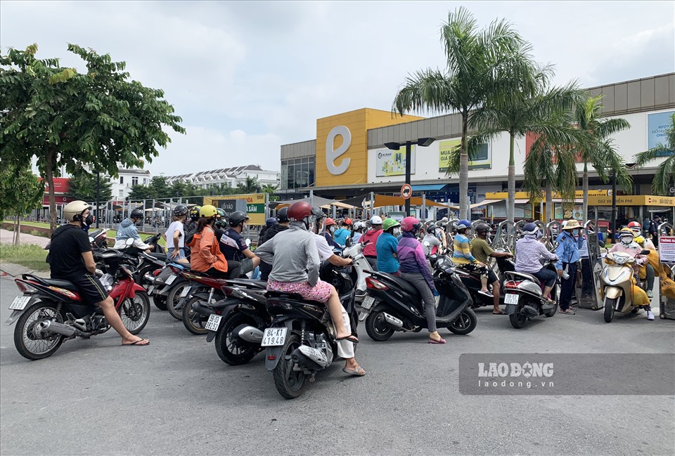 Ngày 15.7, tại siêu thị Emart trên đường Phan Văn Trị (quận Gò Vấp, TPHCM) tình trạng người dân tập trung đông đúc để chờ vào siêu thị vẫn tiếp diễn.