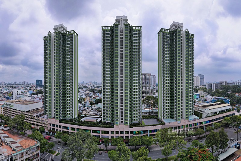Thuận Kiều Plaza là một trong số ít những tòa nhà cao tầng, và là chung cư cao cấp đầu tiên của TPHCM, được vào hoạt động năm 1999 gồm tổ hợp 3 tòa tháp, mỗi tháp có 33 tầng, cao 110 m với 648 căn hộ và khu trung tâm thương mại. Tổng diện tích xây dựng 100.000m2, trong đó khu căn hộ chiếm 60.000 m2, khu thương mại 20.000m2, diện tích nhà để xe 10.000m2 và câu lạc bộ thể thao giải trí 10.000 m2. Khu căn hộ của toà nhà, hiện nay có tên gọi The Garden Residence, đã được cải tạo với thiết kế hiện đại, hướng đến đối tượng là người trẻ khởi nghiệp, những gia đình trẻ tự lập, có thu nhập ổn định