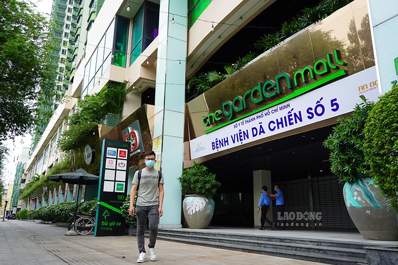 Vừa qua chủ đầu tư The Garden Mall (Thuận Kiều Plaza) - Công ty CP Đầu tư An Đông, đã quyết định cải tạo toàn bộ mặt bằng khu thương mại tầng 1 và 2 với diện tích 20.000 m2 của tòa nhà để TPHCM làm bệnh viện dã chiến số 5, với 1.000 giường điều trị bệnh nhân COVID-19.