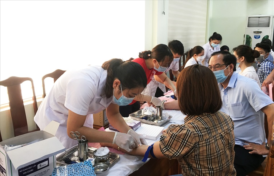 Toàn bộ công đoàn viên tham gia hiến máu tinh nguyện sẽ được lấy máu xét nghiệm sàng lọc để loại trừ một số bệnh truyền nhiễm. Ảnh: P.Q