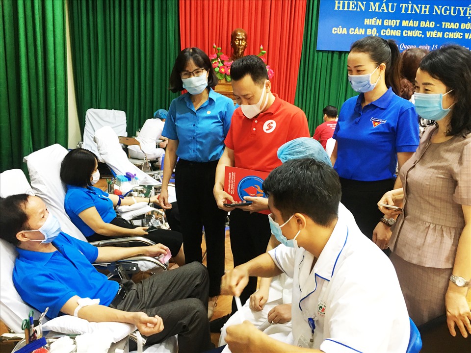Lãnh đạo LĐLĐ tỉnh Tuyên Quang thăm hỏi, cảm ơn công đoàn viên đã tham gia hiến máu tình nguyện. Ảnh: P.Q