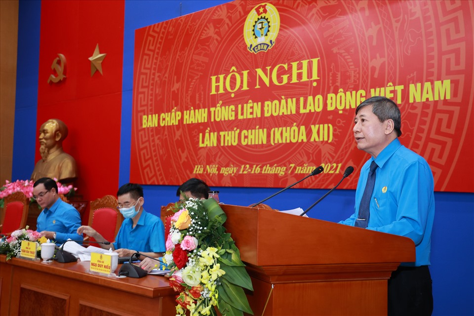 Ông Trần Thanh Hải, Phó Chủ tịch Thường trực Tổng LĐLĐVN trình bày các nội dung tại hội nghị. Ảnh: Hải Nguyễn