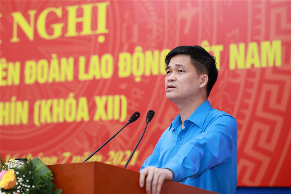 Ông Ngọ Duy Hiểu, Phó Chủ tịch Tổng LĐLĐVN trình bày nội dung tại hội nghị. Ảnh: Hải Nguyễn